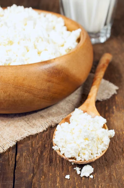 Cottage cheese in a wooden bowl — Stock Photo, Image