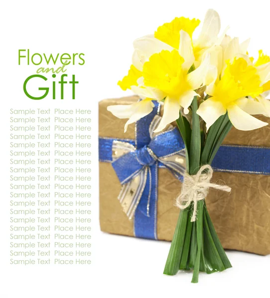 Bouquet of daffodils and gift box — Stock Photo, Image