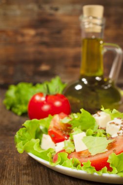 Zeytinyağlı taze sebze salatası