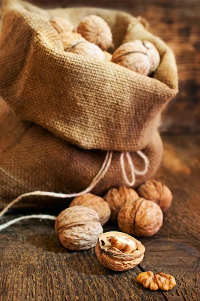 Walnuts in a burlap bag — Stock Photo, Image