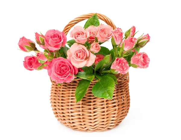 Розовые розы в плетеной корзине — стоковое фото