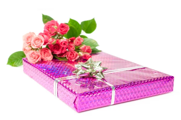 Gift box with a bouquet of roses — Stock Photo, Image