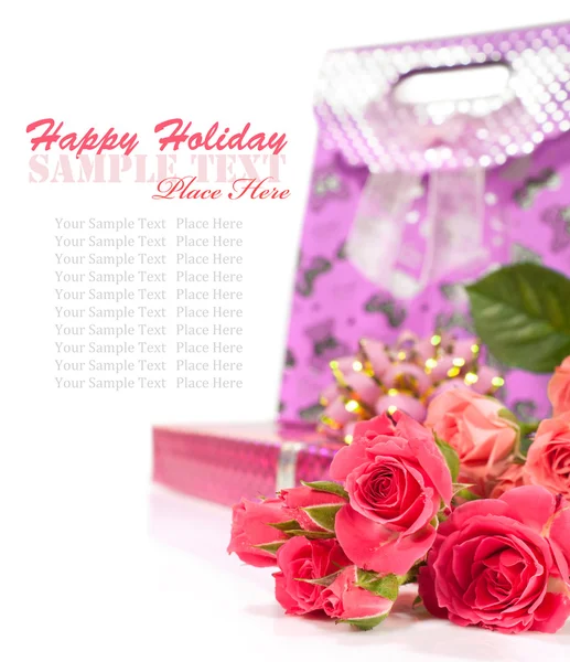 Bouquet of roses and a gift box for the holiday — Stock Photo, Image