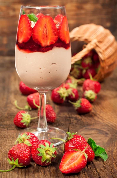 Dessert aux fraises avec mousse et baies fraîches — Photo