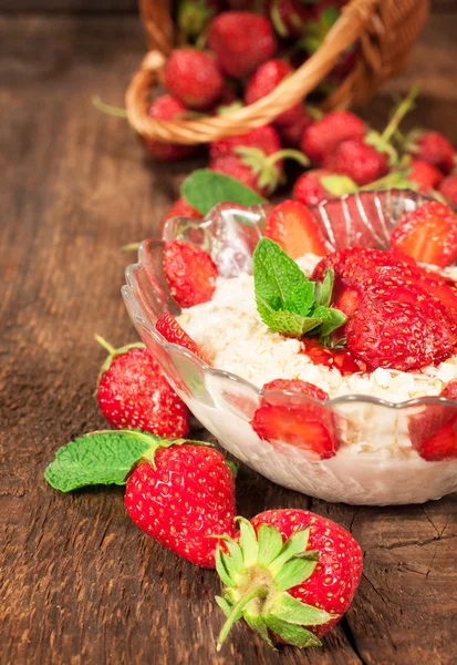 Dessert aux fraises avec des baies fraîches — Photo