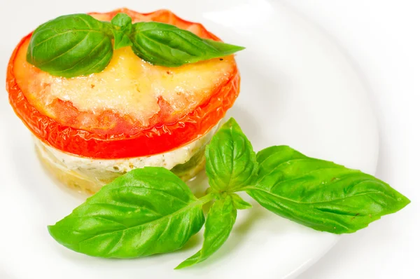 Plat de courgettes et tomates au fromage et basilic — Photo