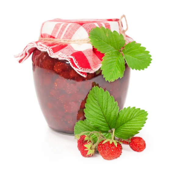 Sklenice jahodového džemu s čerstvým ovocem — Stock fotografie