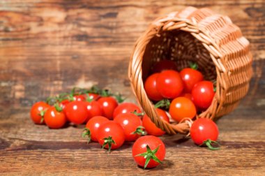 Sepette kiraz domatesleri