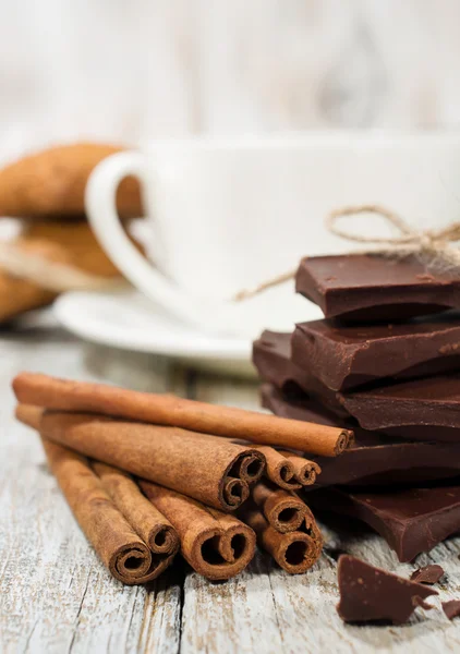 Dunkle Schokolade, Zimtstangen und eine Tasse Kaffee — Stockfoto