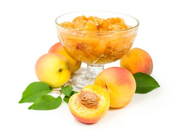 şeftali reçeli ve taze meyveler yaprakları ile