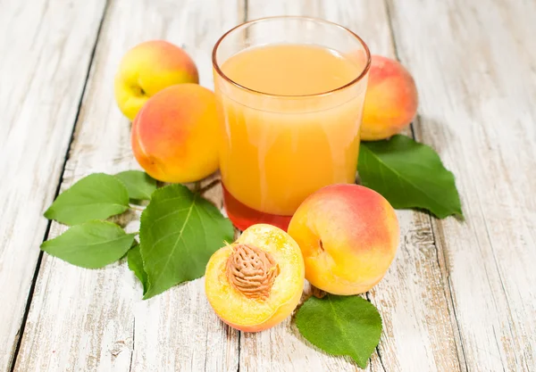 桃汁和新鲜水果用叶子 — 图库照片