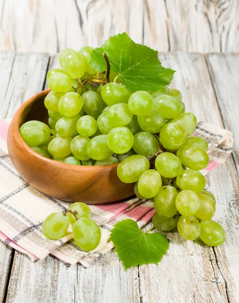 Зеленый спелый виноград в деревянной чаше — стоковое фото