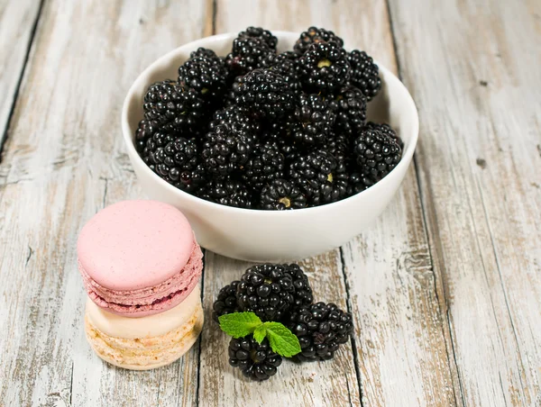 Dojrzałe blackberry i macaroons — Zdjęcie stockowe