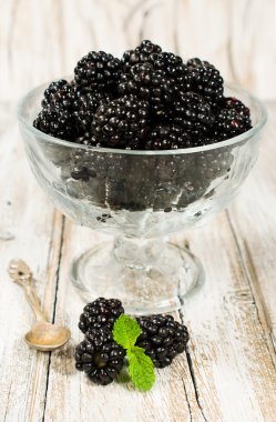 Cam vazo içinde olgun böğürtlen