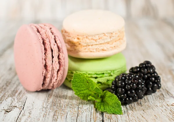 Macarrón colorido con menta y moras —  Fotos de Stock