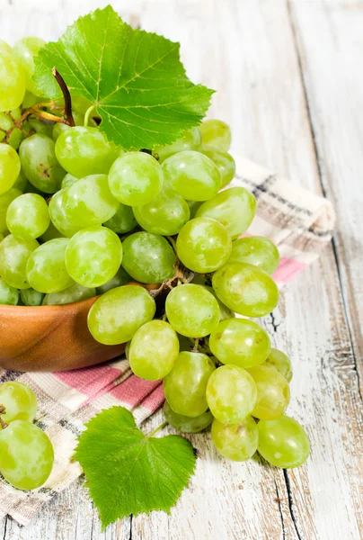 Zielony winogron w misce drewniane — Zdjęcie stockowe