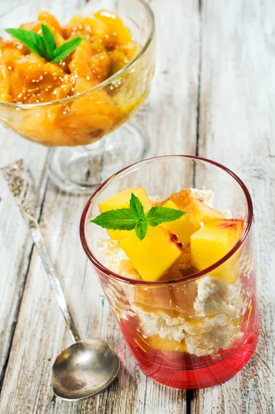 Cottage cheese dessert with peaches — Stock Photo, Image