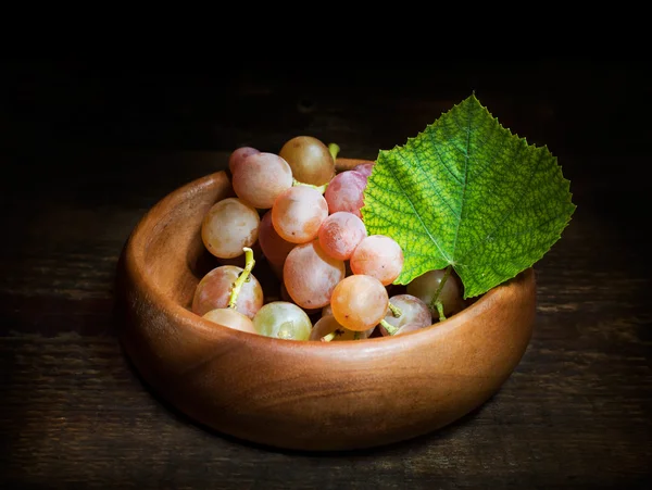 Uvas maduras en un tazón de madera —  Fotos de Stock