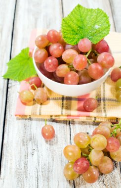 olgunlaşmış üzümler beyaz kase