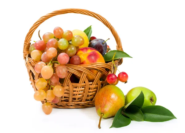 Surtido de frutas en una cesta —  Fotos de Stock