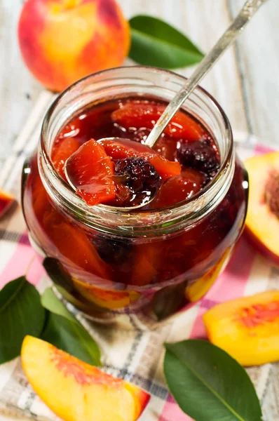 Persika sylt med färska frukter — Stockfoto