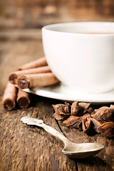 Taza de café, anís estrellado y rollos de oblea de chocolate —  Fotos de Stock