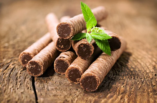 Rollos de oblea de chocolate con hojas de menta —  Fotos de Stock