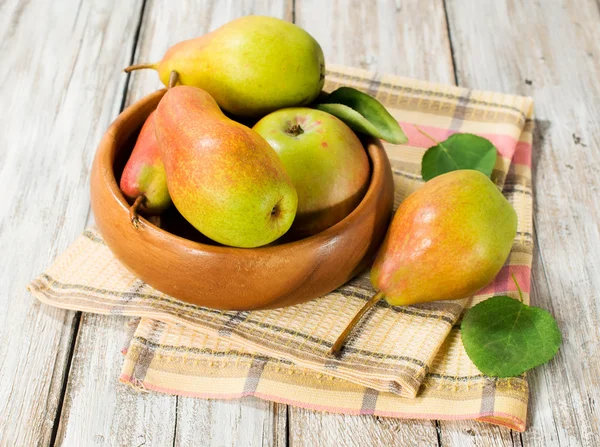 Ripe pears in a wooden bowl — Stock Photo, Image