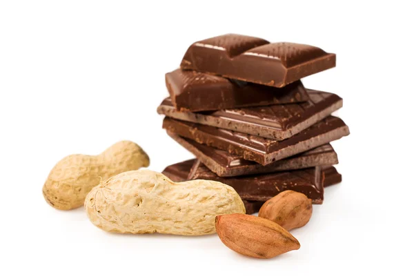 Cioccolato rotto con noccioline in guscio — Foto Stock