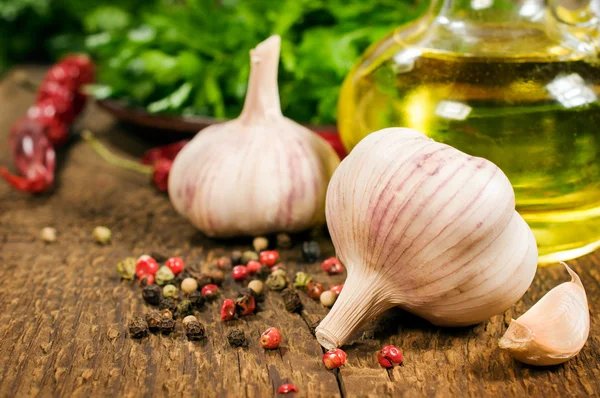 Alho, óleo vegetal, especiarias e ervas de cozinha — Fotografia de Stock