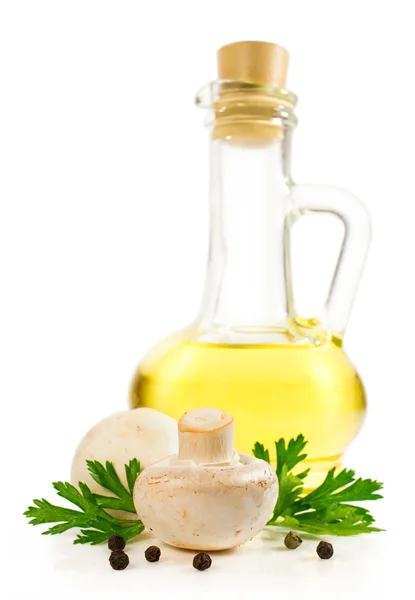 Huile de tournesol dans une bouteille en verre avec des champignons et du persil — Photo