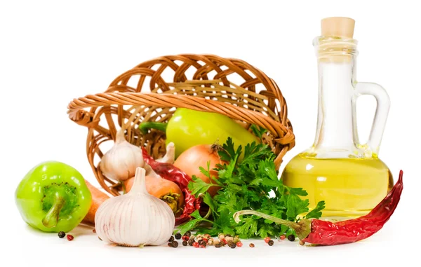 Košík se zeleninou a láhev oleje — Stock fotografie