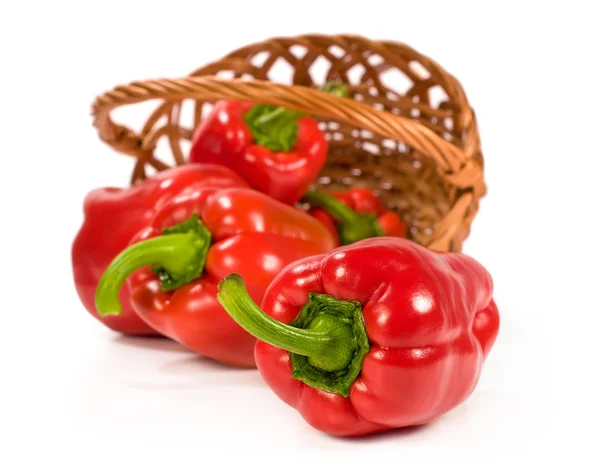 Röd paprika i en flätad korg — Stockfoto