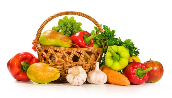 Verduras frescas y frutas en una canasta —  Fotos de Stock