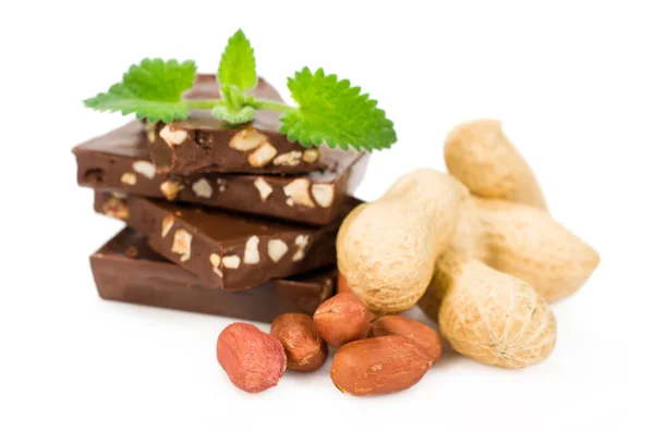 Cioccolato con arachidi e foglie di menta fresca — Foto Stock