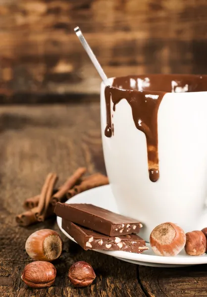 Taza de chocolate caliente con nueces y canela de cerca — Foto de Stock