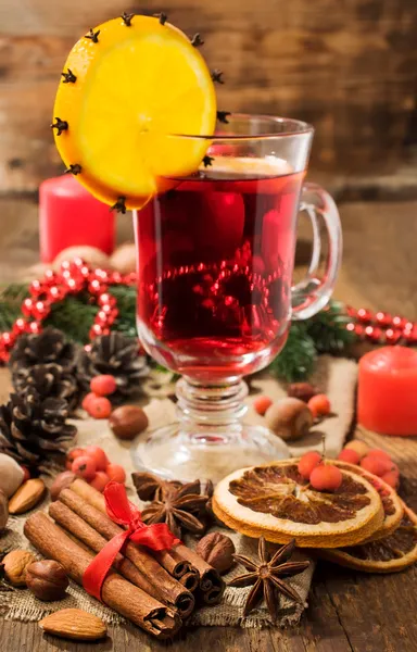 Christmas stilleben: glögg vin och kryddor — Stockfoto