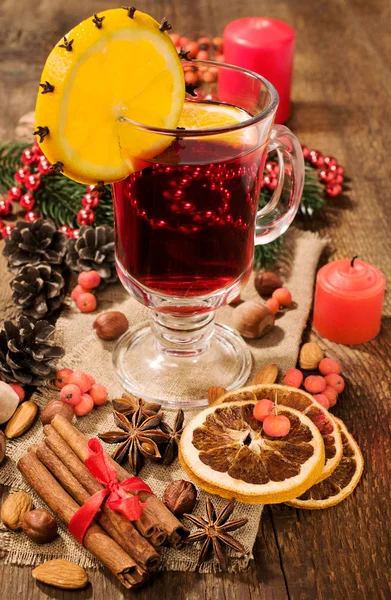Christmas stilleben: glögg vin och kryddor — Stockfoto