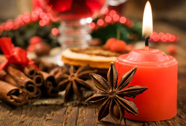 Kerstmis achtergrond: kaars en specerijen — Stockfoto