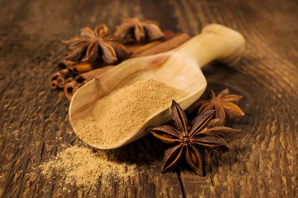 Canela y anís estrellado en una cucharada — Foto de Stock