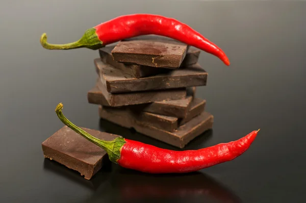 Svart choklad med röd peppar — Stockfoto
