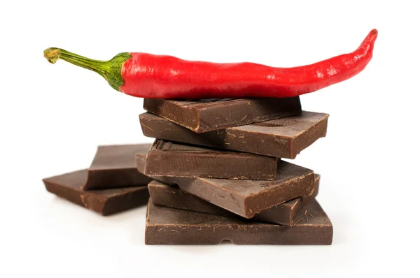 Brutet svart choklad med chili peppar — Stockfoto