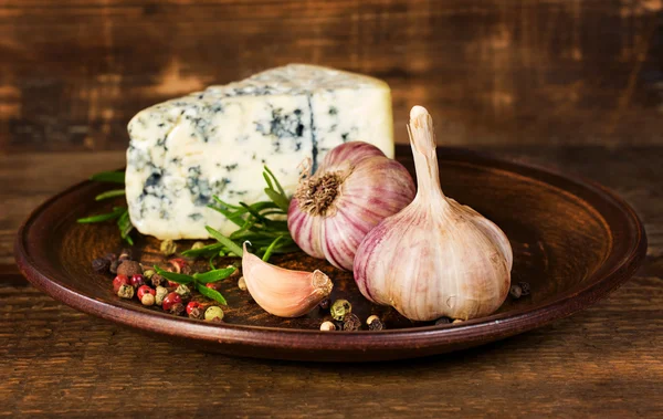 Blauschimmelkäse, Knoblauch, Trauben und Gewürze — Stockfoto