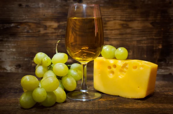 Martwa natura z białym winem, serem i winogron — Zdjęcie stockowe