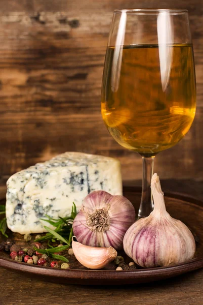 Glas witte wijn, kaas, knoflook en kruiden — Stockfoto