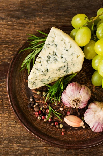 Mavi peynir, sarımsak, üzüm ve baharatlar — Stok fotoğraf