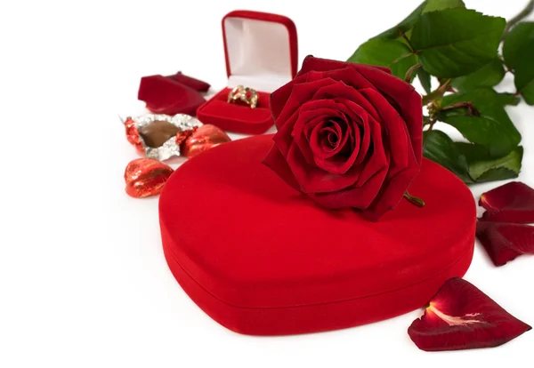 Подарки на День Святого Валентина: цветы, шоколад, ювелирные изделия — стоковое фото