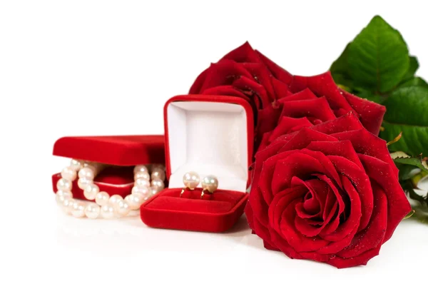 Pearl necklace and earrings in a red gift box with a roses — Stock Photo, Image