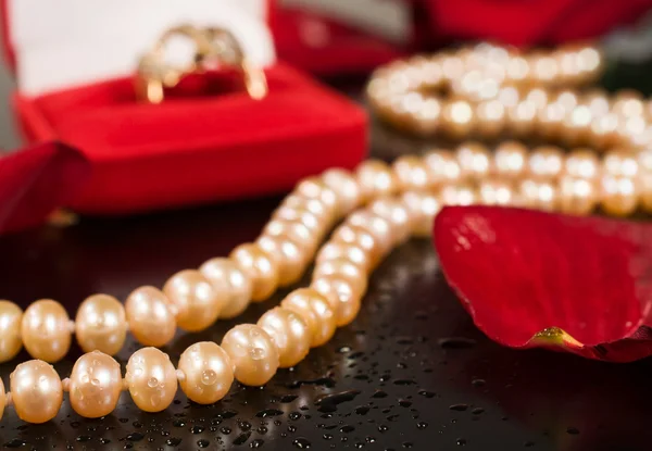 Luxury. pearl necklace on a black background — Stock Photo, Image