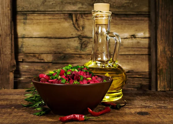 Rustik stilleben: sallad med rödbetor, vegetabilisk olja och rosmarin — Stockfoto